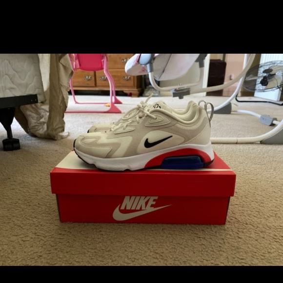 Nike 270 WOMENS - Picture 2 of 4